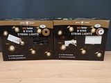 deux boîtes de guirlandes lumineuses posées sur une table en bois