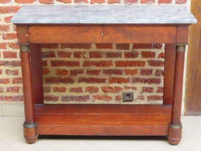 une petite table avec un plateau en marbre