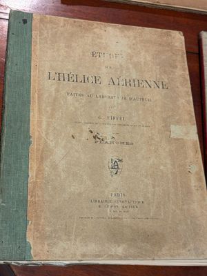 deux livres posés sur une table, sur laquelle se trouve une tasse de café
