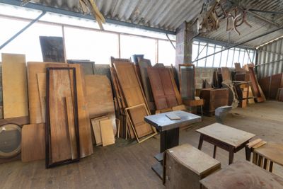 Lot comprenant des panneaux de meubles en bois mouluré et sc…