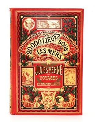 un livre rouge avec des lettres dorées et rouges