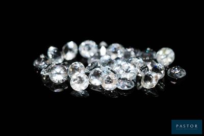 gros plan d'un groupe de diamants sur une surface noire