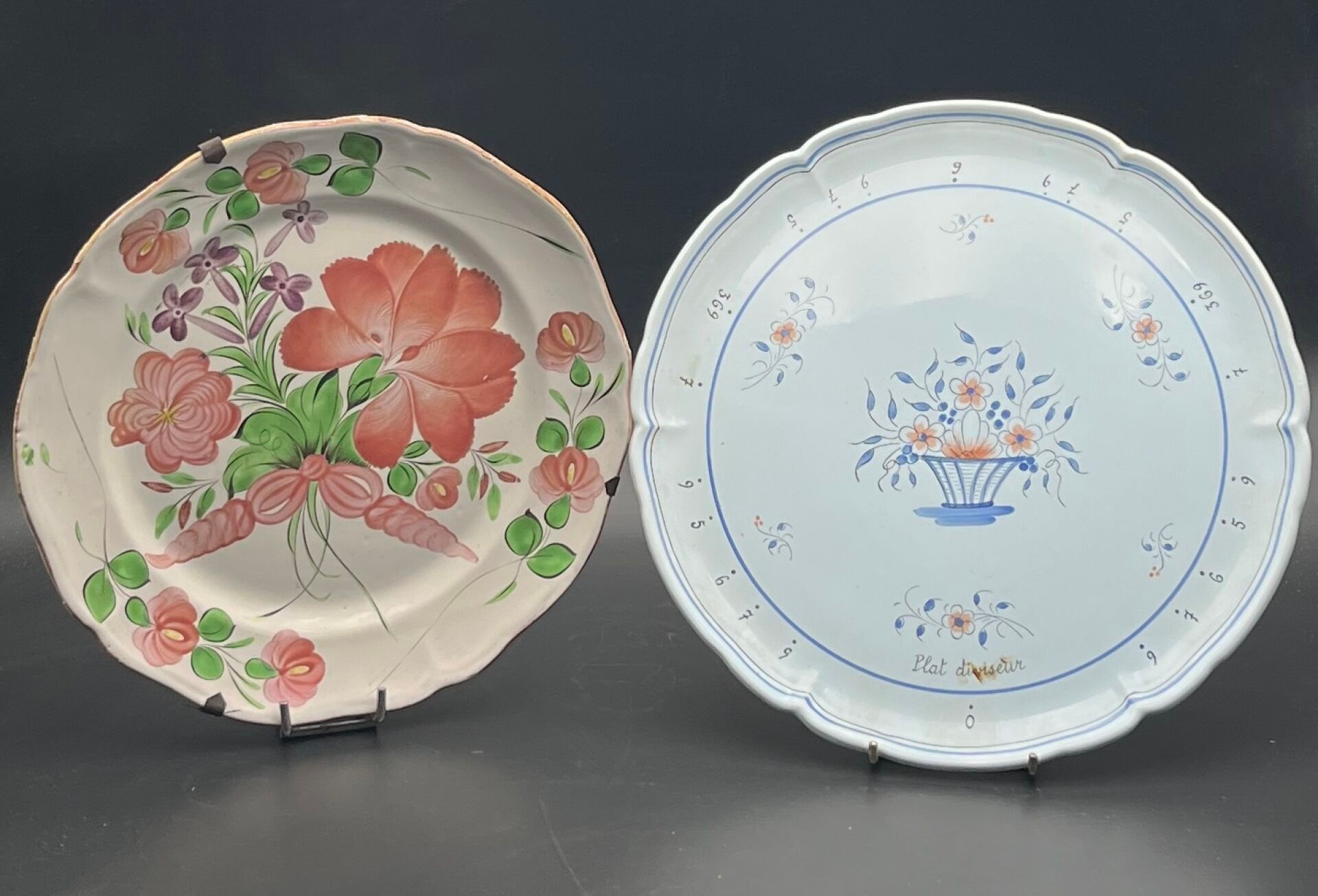 PORNIC - EST Ensemble de deux plats en faïence à décor fleuri. D 31 cm. D 34 cm. (attache métallique derrière un plat)