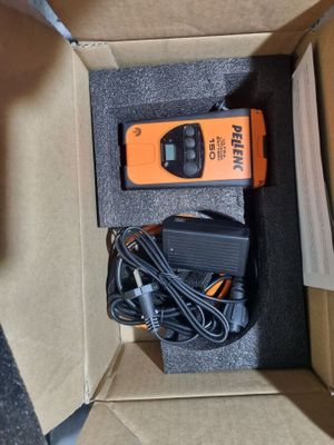 une boîte contenant une télécommande et un chargeur