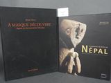 deux livres posés sur une table, sur fond gris, avec une couverture noire