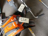 une tondeuse à gazon sur laquelle est affichée une étiquette de prix