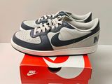 une paire de chaussures qui se trouve sur le dessus d'une boîte