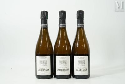 trois bouteilles de vin posées les unes à côté des autres sur une surface blanche