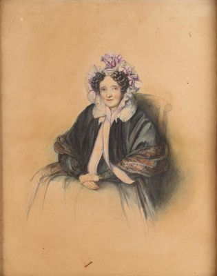 portrait d'une femme en robe noire, coiffée d'une parure de fleurs