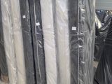 de nombreux matelas emballés et prêts à être expédiés
