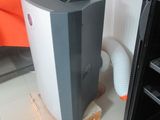 un petit climatiseur posé à côté d'une petite armoire