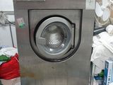 une machine à laver au milieu d'un tas d'ordures