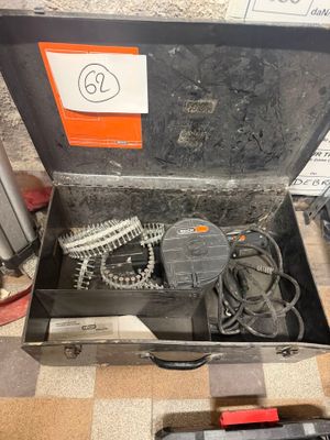 une valise qui contient tout un tas d'outils