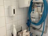 une salle de bains équipée d'un lavabo et d'un tuyau d'arrosage