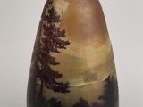 un vase marron orné d'un arbre, posé sur une table