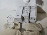 un grand nombre d'objets posés sur une table