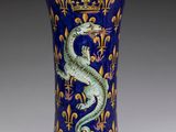 un vase bleu orné d'un dragon, posé sur une table