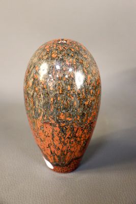 un vase posé sur une table à fond gris