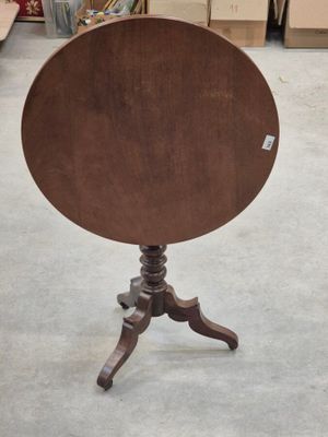 Guéridon en bois naturel, le fût tourné reposant sur un piét…