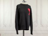un pull noir avec un oiseau rouge sur la poitrine