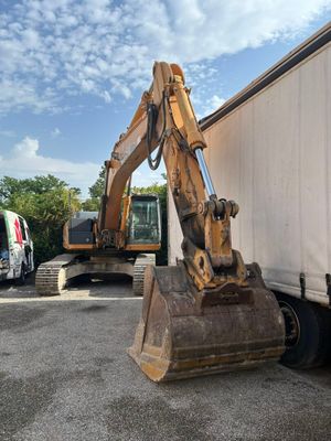 une grande pelleteuse chargée à l'arrière d'un camion