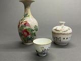 trois petits vases posés l'un à côté de l'autre sur une table