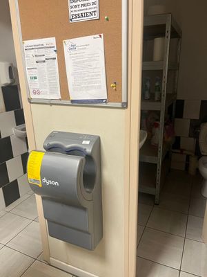 un distributeur de papier toilette dans des toilettes publiques