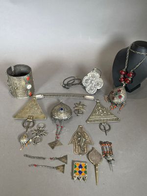 beaucoup d'objets en argent posés sur une table