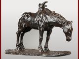statue d'un cheval debout sur un rocher, entourée d'un cadre rouge