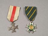 deux médailles ornées de rubans et d'une étoile, posées sur un fond gris