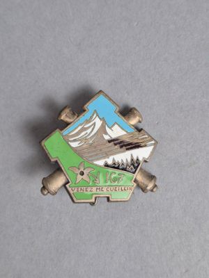 un pin's représentant un train