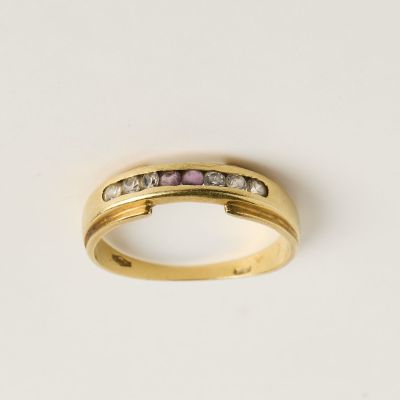 Gros plan sur une bague en or ornée de diamants