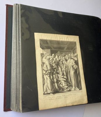 un vieux livre sur lequel figure la photo d'un groupe de personnes dans une pièce