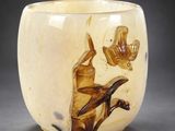 un verre sur lequel sont représentés une femme et un oiseau
