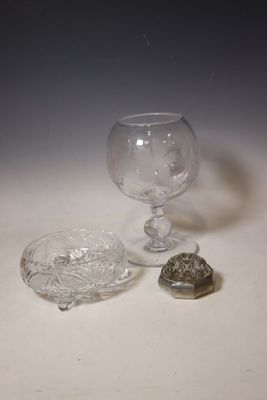Lot de verrerie : - Coupelle sur 3 pieds en cristal de Bohèm…
