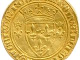 gros plan d'une pièce d'or sur une surface blanche
