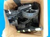 une boîte en carton remplie d'objets divers posée sur une table bleue