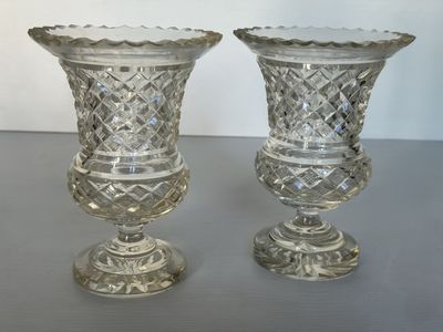 deux vases en verre posés sur une table l'un à côté de l'autre