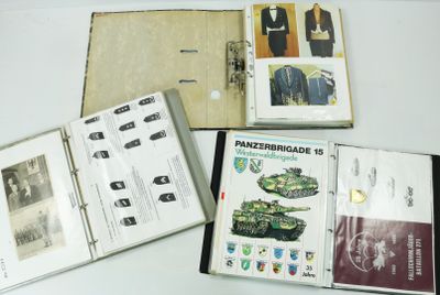 un grand nombre de livres avec des images sur une table