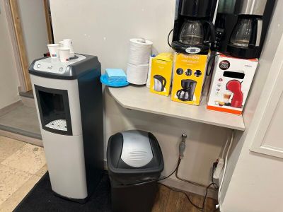 un distributeur d'eau et une cafetière dans une cuisine