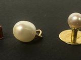 deux paires de boucles d'oreilles à clous en perles et or sur un fond noir