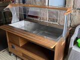 une table en bois surmontée d'une vitrine