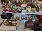 une table sur laquelle se trouvent de nombreux objets différents