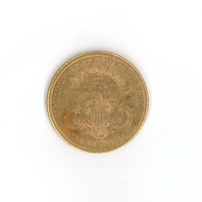une pièce d'or sur une surface blanche avec un fond blanc