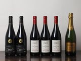 six bouteilles de vin sont alignées sur une table en bois