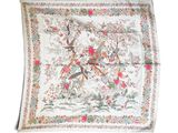 une nappe blanche ornée d'oiseaux et de fleurs