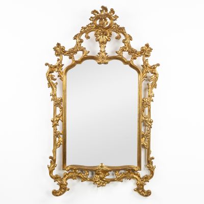 un miroir à cadre doré orné d'un motif floral