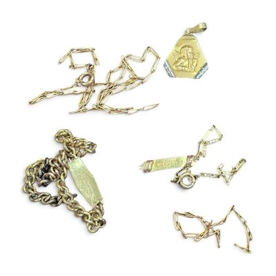 plusieurs bijoux, dont un collier, un bracelet et une pièce de monnaie