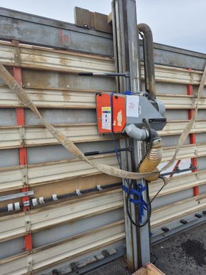 Machine à découper de grandes plaques de bois, de plastique …