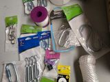 de nombreux objets posés ensemble sur la table